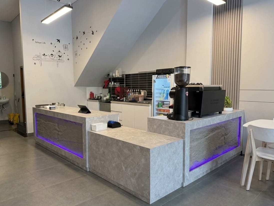 Bar kopi Nivire Cafe & Resto